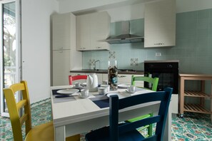 Fridge, microwave, oven, stovetop - Villa Aurora Mondello Addaura ~ Mondello apartment (Mondello - Addaura, Palermo)