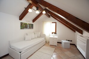 5 bedrooms, soundproofing, iron/ironing board, free WiFi