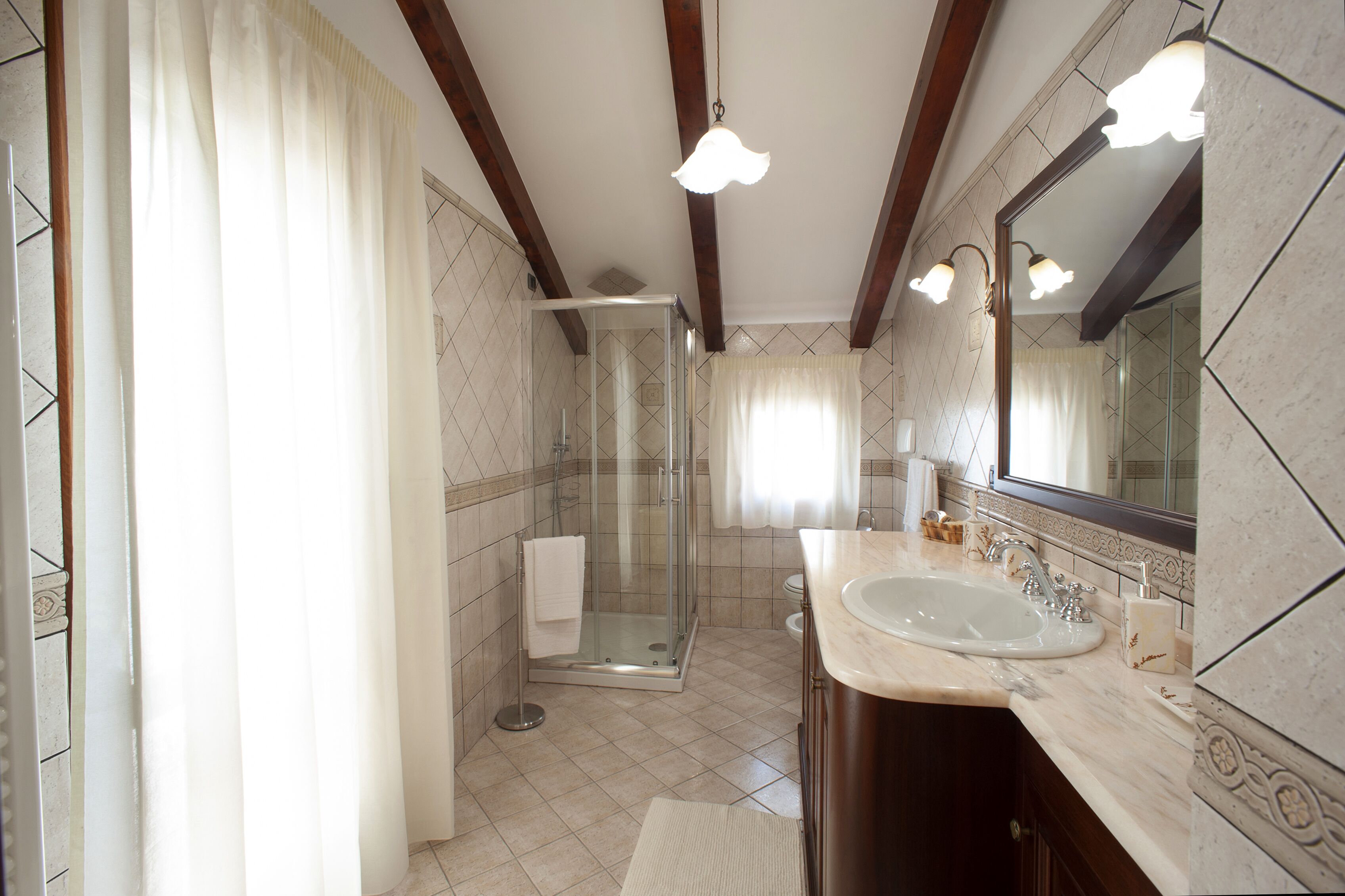 Dusche, Haartrockner, Bidet, Handtücher