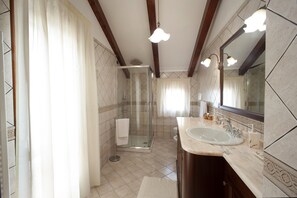 Bruser, hårtørrer, bidet, håndklæder