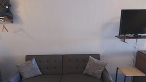 Unclassified image, 5 of 9, button - Western Hills Motel (Versailles)