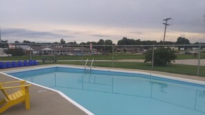 Unclassified image, 2 of 9, button - Western Hills Motel (Versailles)