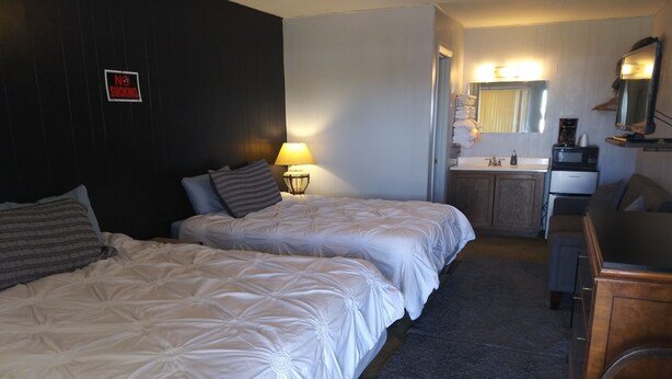 Unclassified image, 1 of 9, button - Western Hills Motel (Versailles)