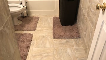 Baignoire, sèche-cheveux, serviettes fournies, papier toilette