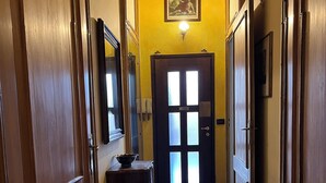 A hallway with wooden doors and a stone floor. - Garibaldi Suite - Turin's downtown - Turin center (Torino)
