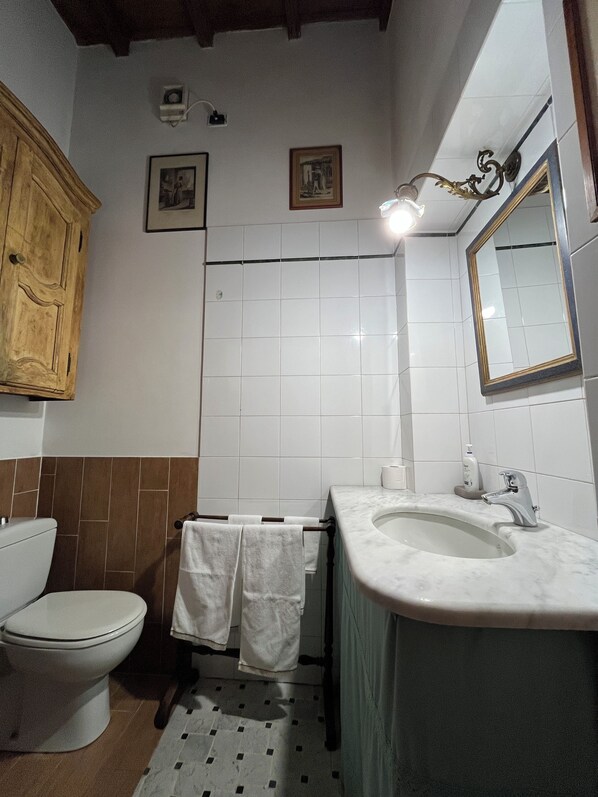 A bathroom with a toilet, sink, and towel rack. - Garibaldi Suite - Turin's downtown - Turin center (Torino)