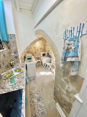 Réfrigérateur, four à micro-ondes, un four, surface de cuisson