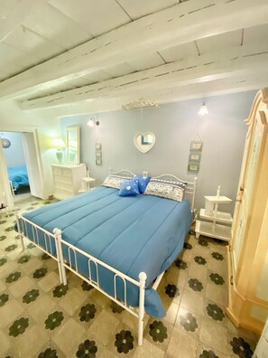 2 chambres, coffres-forts dans les chambres, bureau