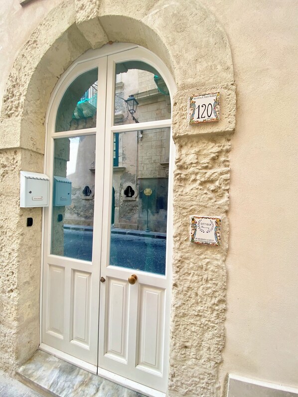 تفاصيل الفندق من الخارج