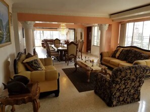 Fernseher, Tischfußball