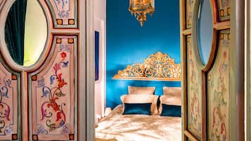 Double Room, 1 King Bed, Non Smoking (Bleue) | Select Comfort beds, blackout drapes, iron/ironing board, free WiFi