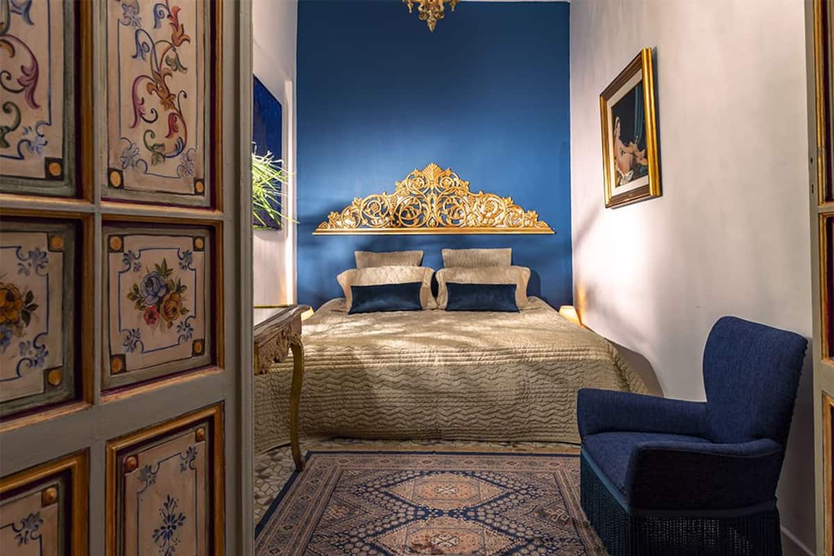 Double Room, 1 King Bed, Non Smoking (Bleue) | Select Comfort beds, blackout curtains, iron/ironing board, free WiFi