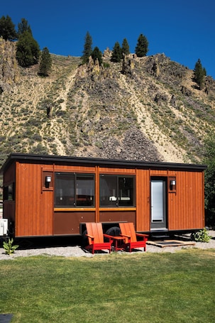 Deluxe Cabin, River View | Free WiFi, bed sheets. Redwood Cabins