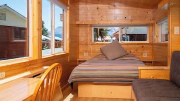Deluxe Cabin, River View | Free WiFi, bed sheets