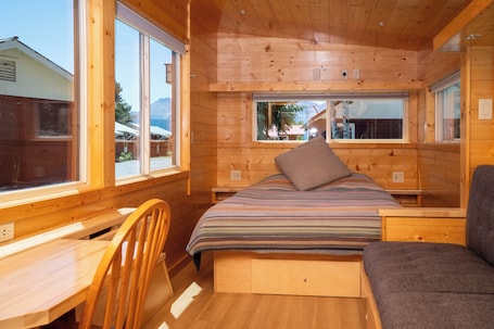 Deluxe Cabin, River View | Free WiFi, bed sheets. Redwood Cabins