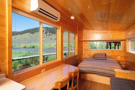 Deluxe Cabin, River View | Free WiFi, bed sheets. Redwood Cabins