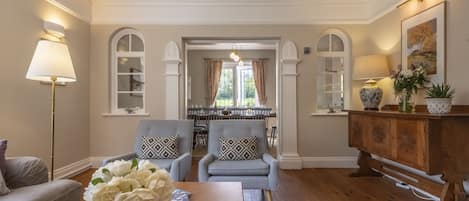 Fernseher, Kamin, DVD-Player