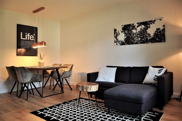 Smart-TV, Bücher, Stereoanlage