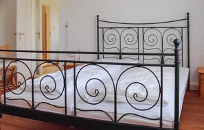 2 bedrooms, travel crib