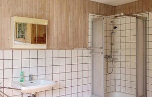 Combined shower/tub