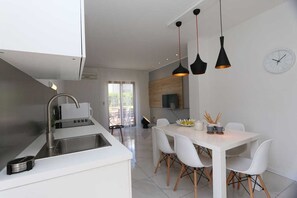 Refrigerador, cafetera y tetera, utensilios de cocina y comedor 