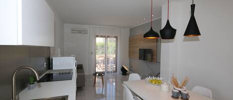 Réfrigérateur, micro-ondes, plaque de cuisson, lave-vaisselle