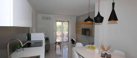 KĂŒhlschrank, Mikrowelle, Herdplatte, GeschirrspĂŒler