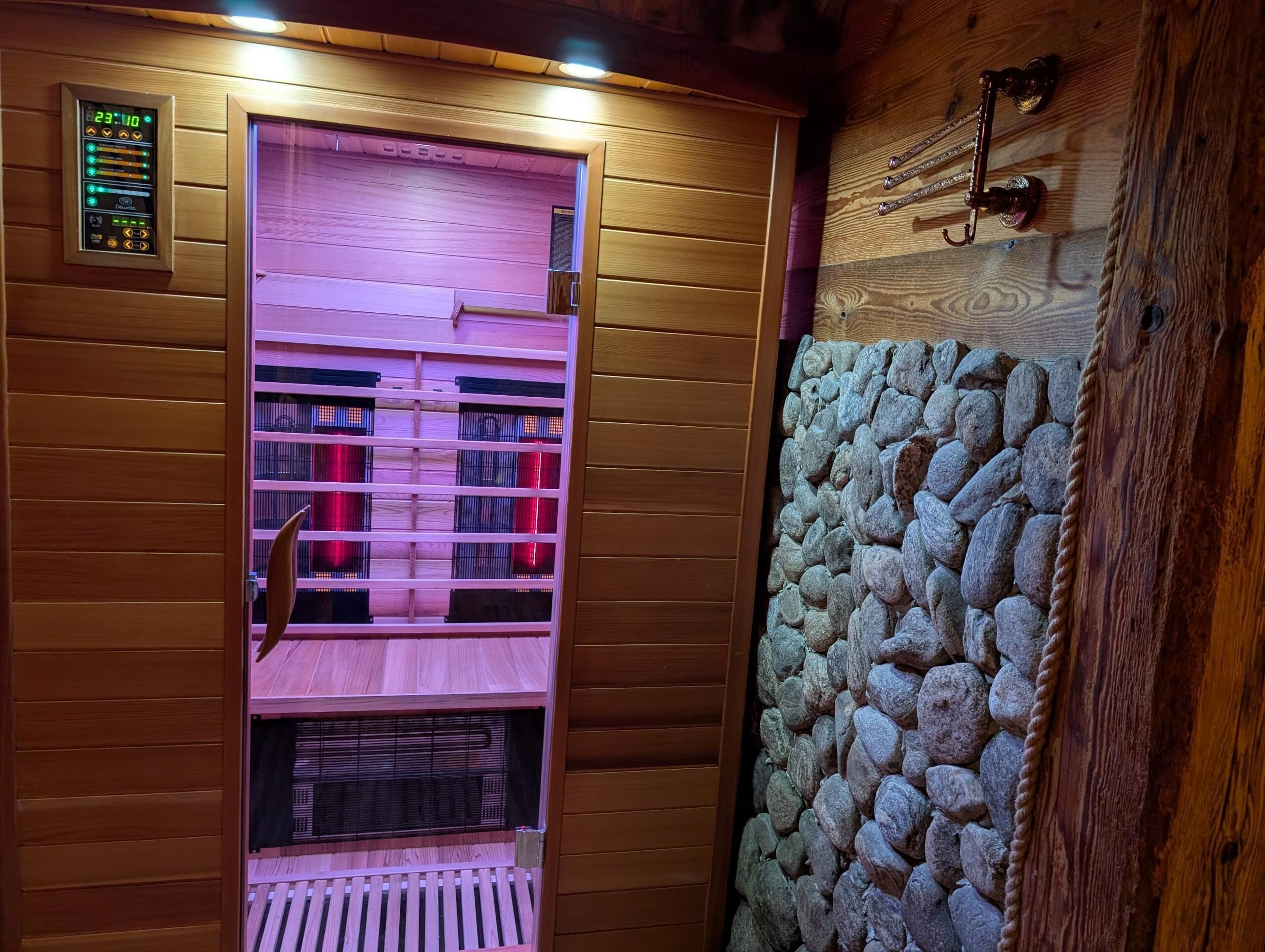 Extravagante Chaletwohnung aus Tannenholz und Naturstein. Whirlwanne und Sauna.