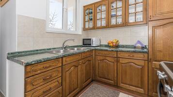 KĂŒhlschrank, Herdplatte, Wasserkocher mit Kaffee-/Teezubehör