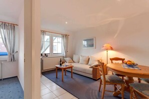 TV - No. 4_2-room apartment on the upper floor for 3 p. - House Arkona (Zingst)