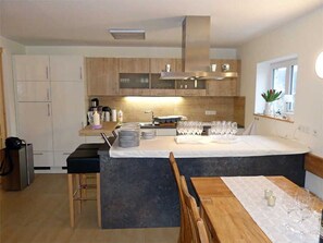 Kühlschrank, Mikrowelle, Wasserkocher mit Kaffee-/Teezubehör