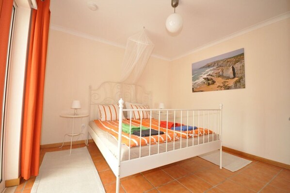 3 bedrooms, in-room safe, iron/ironing board, travel cot