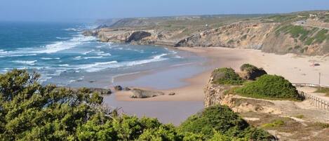 Perto da praia, espreguiçadeiras