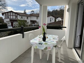 Outdoor dining - Charming T2 in Cambo with internet, 2 pers. (Cambo-les-Bains)