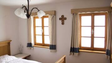 2 bedrooms, iron/ironing board, bed sheets, wheelchair access