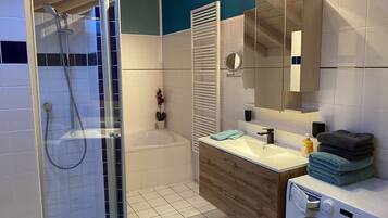 Baignoire, baignoire à jets, sèche-cheveux, bidet