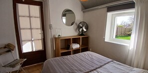 2 bedrooms, iron/ironing board, travel cot, free WiFi