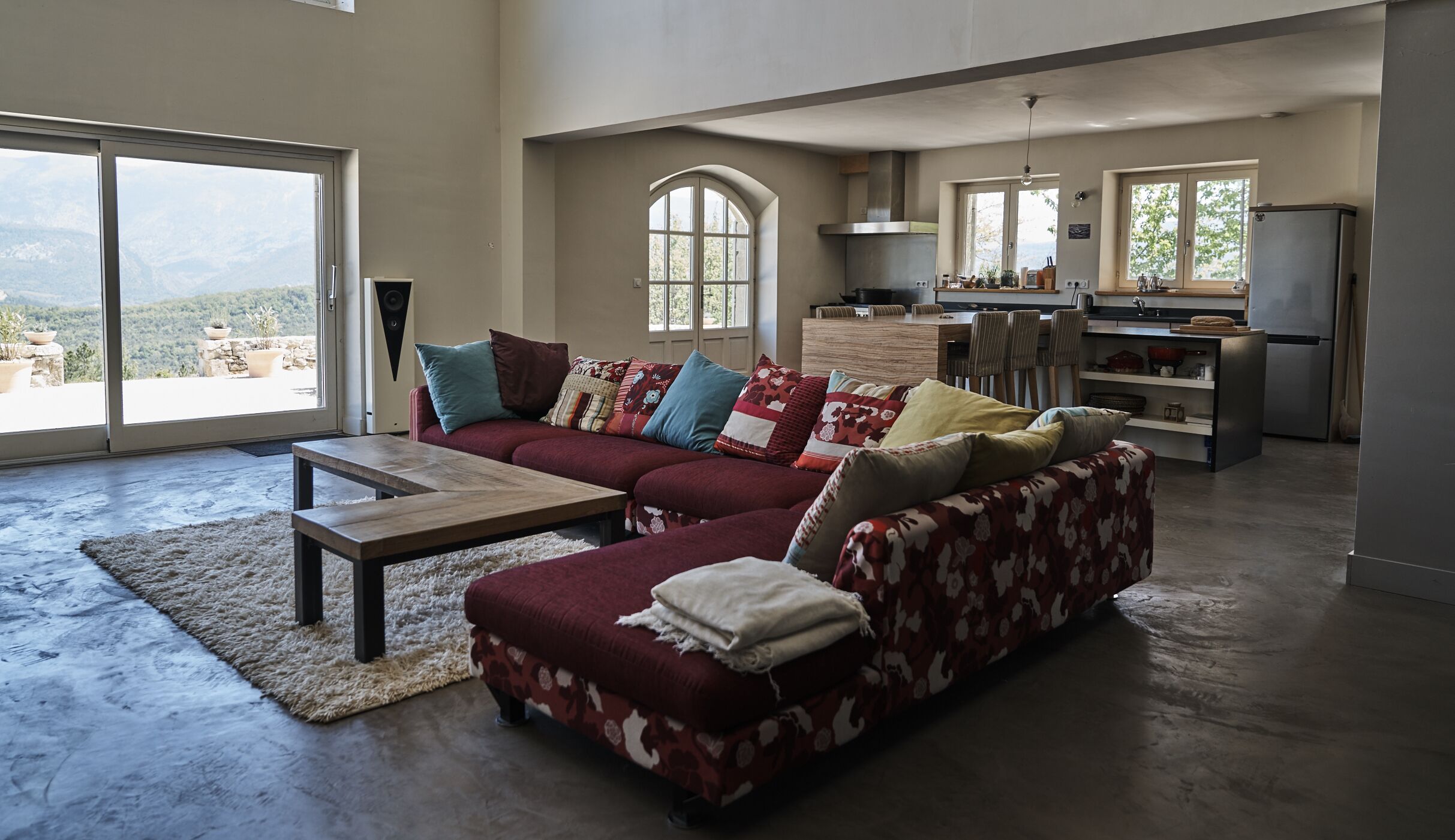 Smart TV, fireplace, DVD player, books