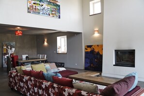 تلفزيون ذكي، مدفأة، مشغل دي في دي، كُتُب