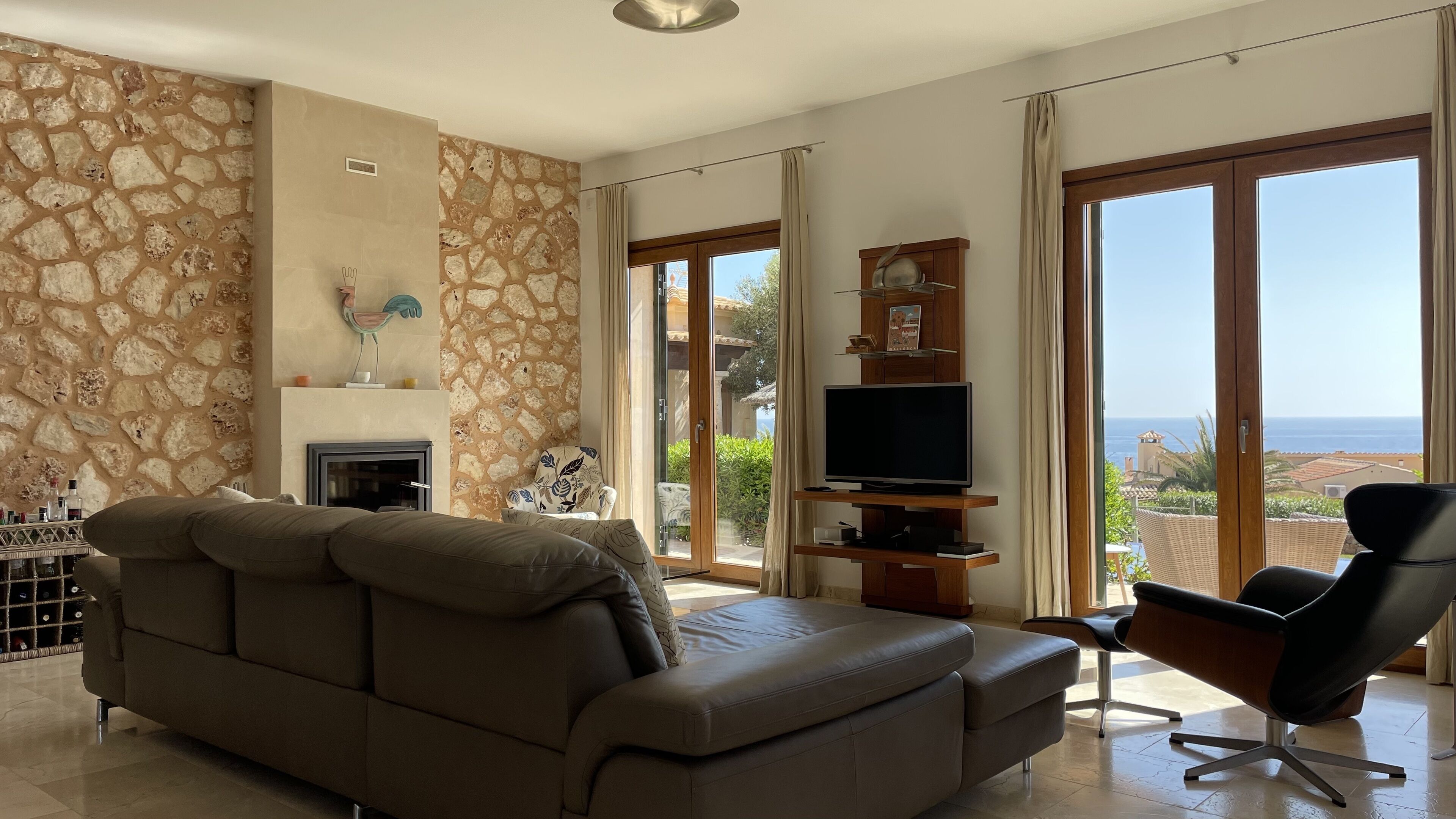 Een smart-tv, een open haard, boeken en een stereo