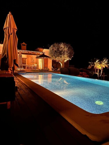 Villa for 8 people with sea views from all rooms, pool, sauna, heating, BBQ 