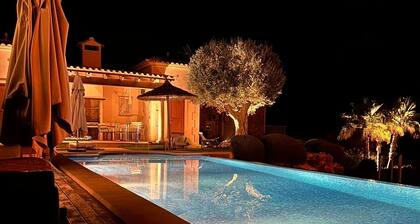 Villa for 8 people with sea views from all rooms, pool, sauna, heating, BBQ