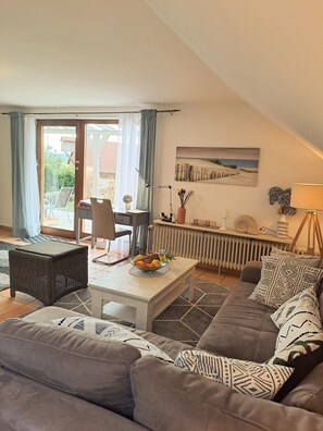 Fireplace, DVD player, books, video library - Apartment Sonnenschein with Terrace (Hergatz)