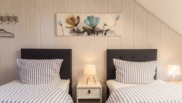 2 Schlafzimmer, Schreibtisch, Bügeleisen/Bügelbrett, Reisekinderbett