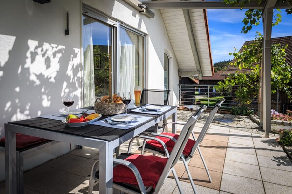 Outdoor dining - Apartment Sonnenschein with Terrace (Hergatz)