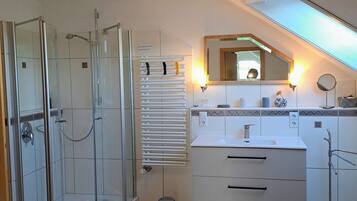 Badewanne, Haartrockner, Handtücher