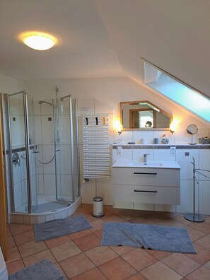 Baignoire, sèche-cheveux, serviettes fournies