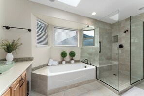Combined shower/tub, hair dryer, towels, soap - Shore View Home Retreat (Manson)