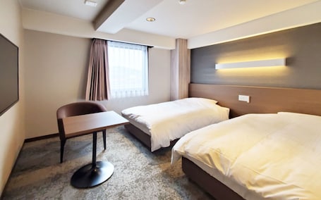 Escritorio, wifi gratis, ropa de cama y acceso para silla de ruedas . Forest Inn Gobo