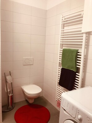 Shower, hair dryer, towels, shampoo